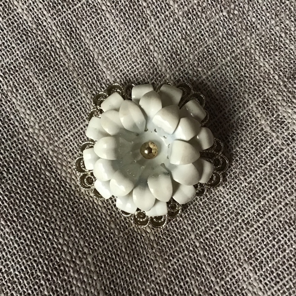 Vintage Flower Pin goldtone & white metal